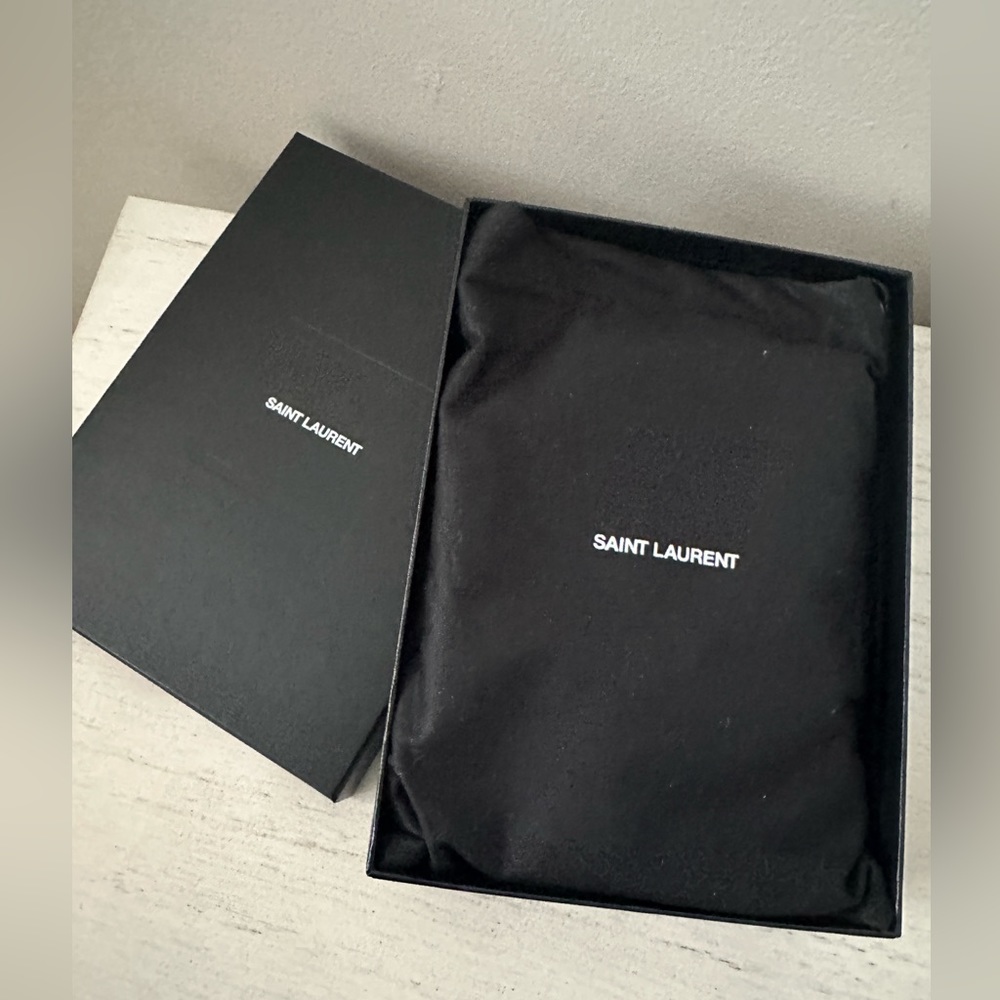 Saint Laurent Matelasse Chevron Monogram zipped wallet - Picture 9 of 10
